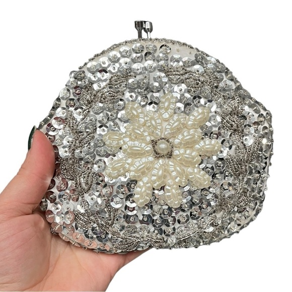Vintage Silver Sequin and Bead Floral Kisslock Coin Pouch Crossbody Mini Bag - Picture 11 of 11